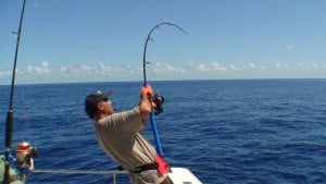 pesca deportiva con caña en orilla del mar